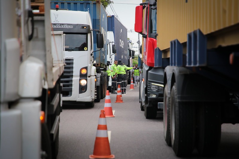 No momento, você está visualizando Prefeitura de Manaus remove veículos irregulares em operação ‘Carga Pesada’ no Distrito Industrial