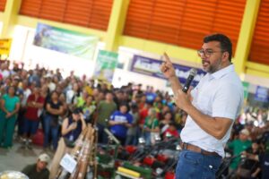 Leia mais sobre o artigo Governador Wilson Lima entrega 700 novos cartões do auxílio estadual para famílias de Nova Olinda do Norte