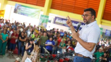 Governador Wilson Lima entrega 700 novos cartões do auxílio estadual para famílias de Nova Olinda do Norte