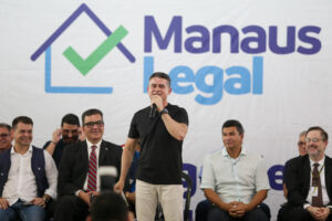 Leia mais sobre o artigo Prefeito David Almeida entrega 400 registros de imóveis e realiza maior avanço histórico na regularização fundiária do Santa Luzia