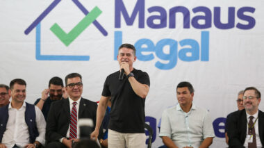 Prefeito David Almeida entrega 400 registros de imóveis e realiza maior avanço histórico na regularização fundiária do Santa Luzia
