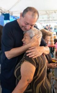 Leia mais sobre o artigo Omar Aziz visita a Feira da Aparecida, reencontra moradores e reforça compromisso com o bairro