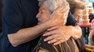 Omar Aziz visita a Feira da Aparecida, reencontra moradores e reforça compromisso com o bairro