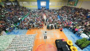 Leia mais sobre o artigo Em Parintins, Governador Wilson Lima entrega mil novos cartões do Auxílio Estadual e fortalece ações nos setores social e primário