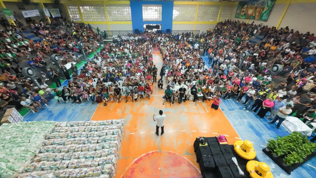 No momento, você está visualizando Em Parintins, Governador Wilson Lima entrega mil novos cartões do Auxílio Estadual e fortalece ações nos setores social e primário