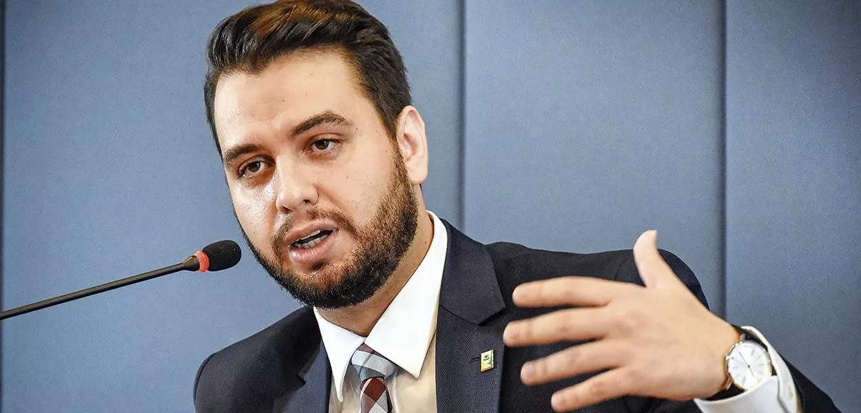 No momento, você está visualizando Advogado de Filipe Martins insinua suposta corrupção de Alexandre de Moraes