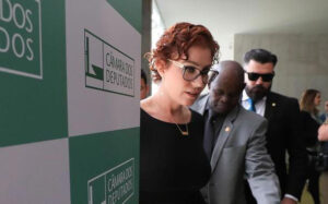 Leia mais sobre o artigo Moraes indica presídio onde Zambelli pode cumprir pena no Brasil