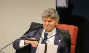 Leia mais sobre o artigo Fux assume ação que pode soltar Bolsonaro e Brasília entra em clima de guerra política