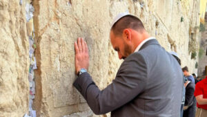 Leia mais sobre o artigo Vídeo: Eduardo Bolsonaro desvirtua Muro das Lamentações e deixa bilhete bizarro