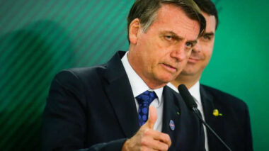 Defesa de Bolsonaro solicita cirurgia urgente após diagnóstico