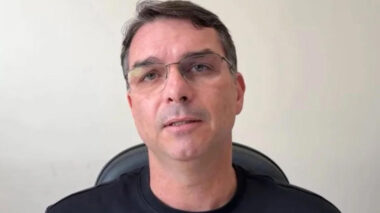 Flávio Bolsonaro dispara como líder da direita para 2026