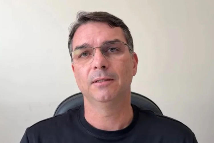 No momento, você está visualizando Flávio Bolsonaro dispara como líder da direita para 2026