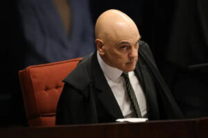 Leia mais sobre o artigo Impeachment de Moraes ganha força após denúncias, até fora da direita