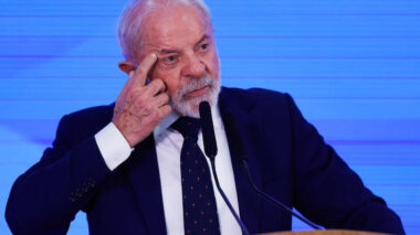 Lula diz que inflação se resolve com ‘dinheiro na mão do povo’: ‘Não tem macroeconomia ou câmbio’