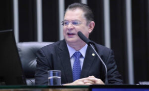 Leia mais sobre o artigo Sóstenes diz que ida de Tarcísio para o PL seria um gesto, mas sem garantia de recuo de Bolsonaro