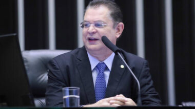 Sóstenes diz que ida de Tarcísio para o PL seria um gesto, mas sem garantia de recuo de Bolsonaro