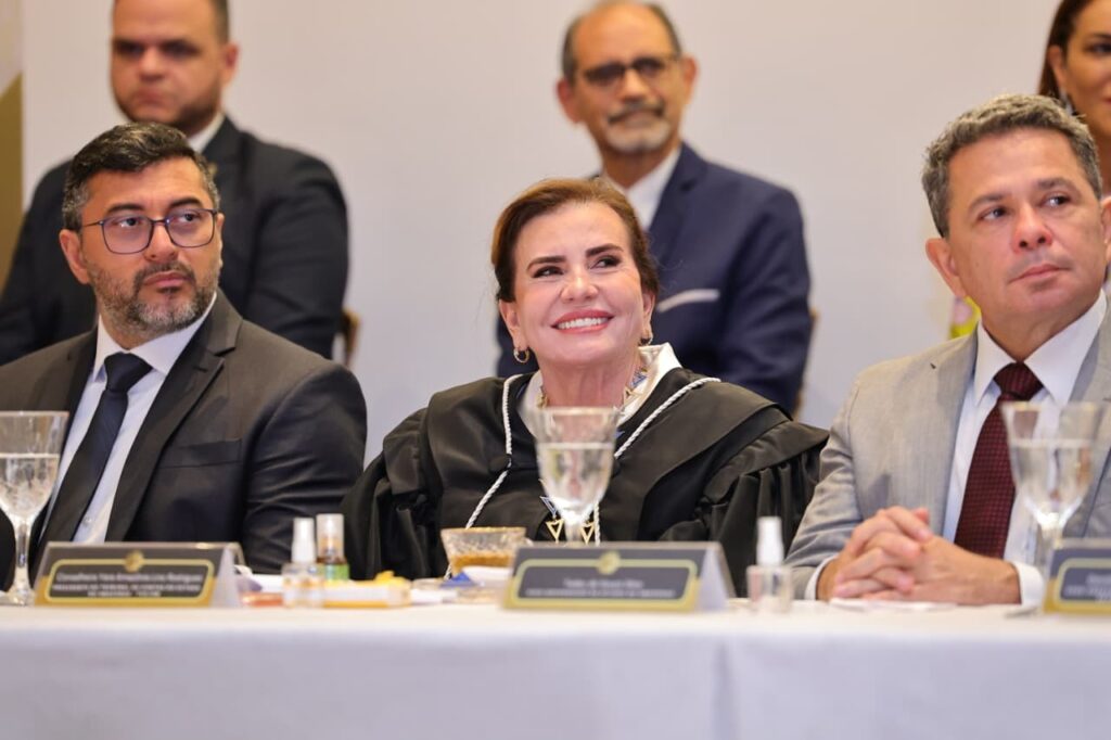 No momento, você está visualizando Presidente do TCE-AM anuncia projetos que marcarão o biênio 2026–2027 durante cerimônia de posse