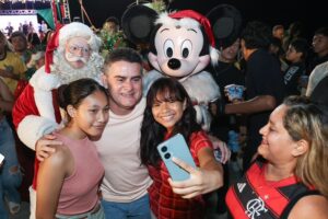 Leia mais sobre o artigo Prefeito David Almeida entrega balsa natalina e leva o maior Natal flutuante da história para 45 comunidades ribeirinhas de Manaus