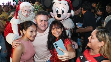 Prefeito David Almeida entrega balsa natalina e leva o maior Natal flutuante da história para 45 comunidades ribeirinhas de Manaus