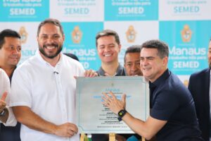 Leia mais sobre o artigo Prefeito David Almeida entrega escola-modelo e confirma pagamento da data-base, abono do Fundeb e progressões históricas na educação municipal