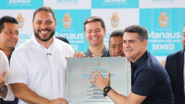 Prefeito David Almeida entrega escola-modelo e confirma pagamento da data-base, abono do Fundeb e progressões históricas na educação municipal