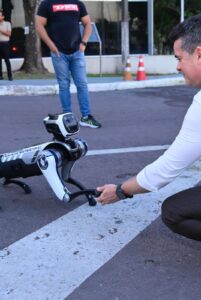 Leia mais sobre o artigo OPERAÇÃO VERDADE: Prefeito David Almeida desmente boato sobre compra de cão-robô após vídeo viral