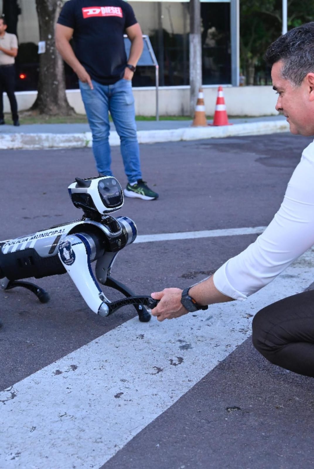No momento, você está visualizando OPERAÇÃO VERDADE: Prefeito David Almeida desmente boato sobre compra de cão-robô após vídeo viral