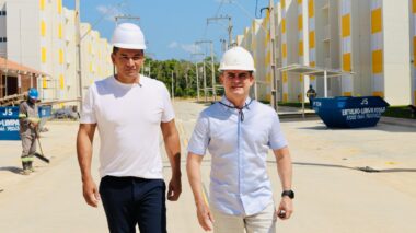 Prefeito David Almeida vistoria habitacionais com 98% de avanço e anuncia entrega de 576 moradias semimobiliadas e com documentação completa