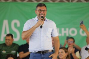 Leia mais sobre o artigo Governador Wilson Lima entrega cartões do Auxílio Estadual e fortalece setor social em Manacapuru