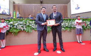 Leia mais sobre o artigo Delegado da PF Victor Mota recebe a Medalha do Mérito Legislativo na Assembleia do Amazonas