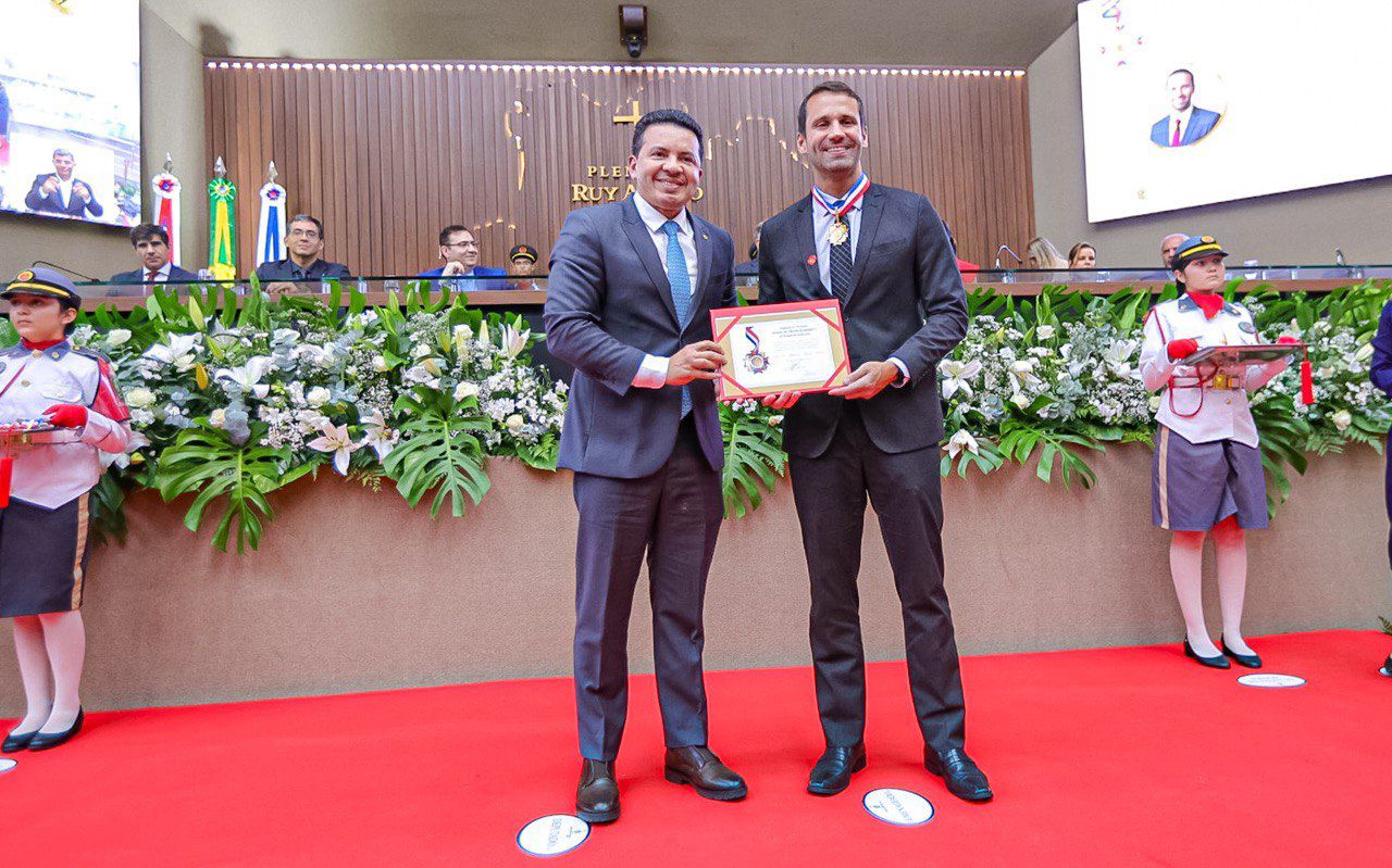 No momento, você está visualizando Delegado da PF Victor Mota recebe a Medalha do Mérito Legislativo na Assembleia do Amazonas