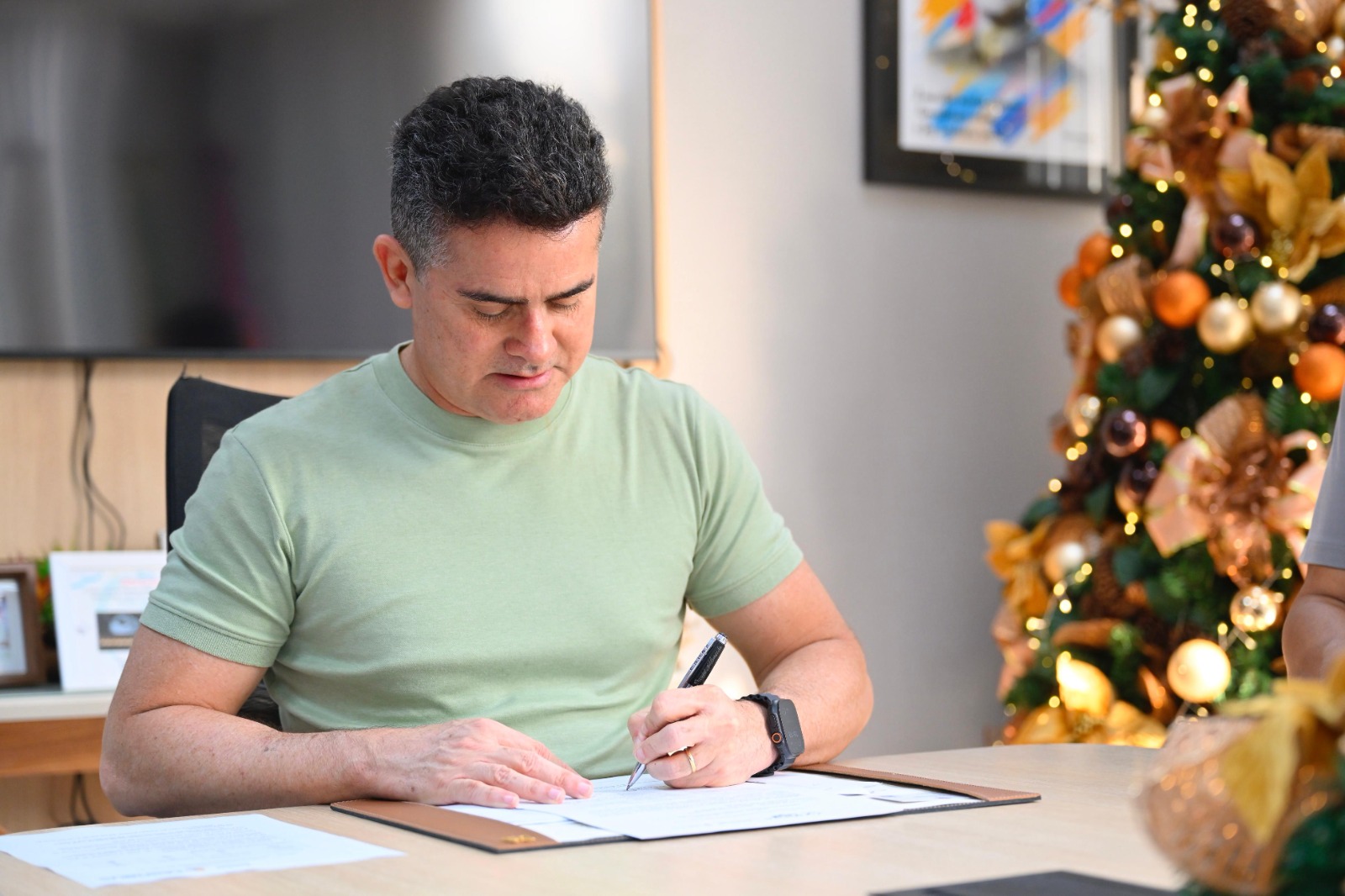 No momento, você está visualizando Prefeito David Almeida destrava regularização histórica e garante direito à terra para moradores e comerciantes da zona Norte de Manaus