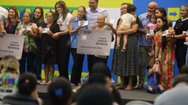 Governador Wilson Lima entrega 2.500 novos cartões do Auxílio Estadual Permanente para beneficiários de Manaus
