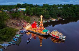 Leia mais sobre o artigo Prefeito David Almeida encerra ‘Natal das Águas’ levando solidariedade e alegria a comunidade polo Jaraqui, no rio Negro