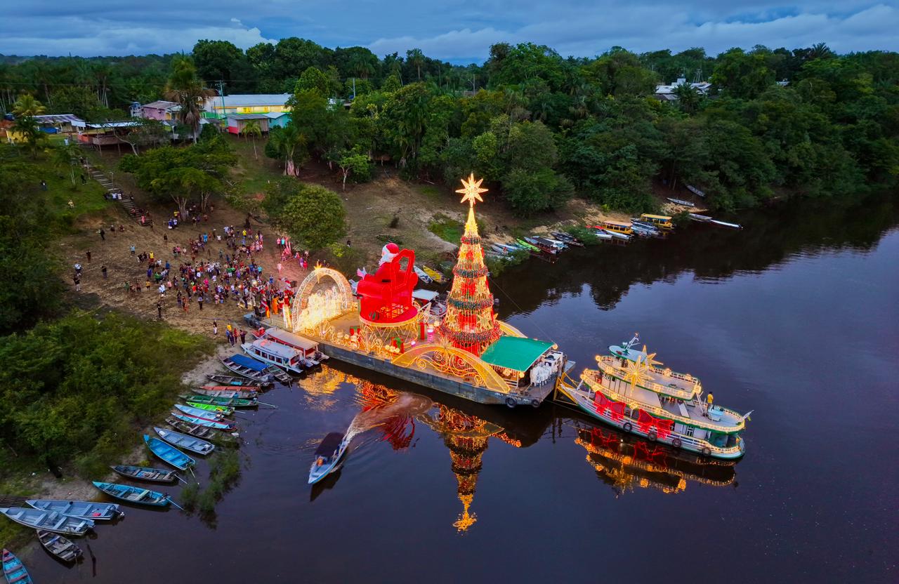 No momento, você está visualizando Prefeito David Almeida encerra ‘Natal das Águas’ levando solidariedade e alegria a comunidade polo Jaraqui, no rio Negro