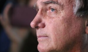 Leia mais sobre o artigo Após pedido de cirurgia, Moraes manda PF fazer perícia em Bolsonaro