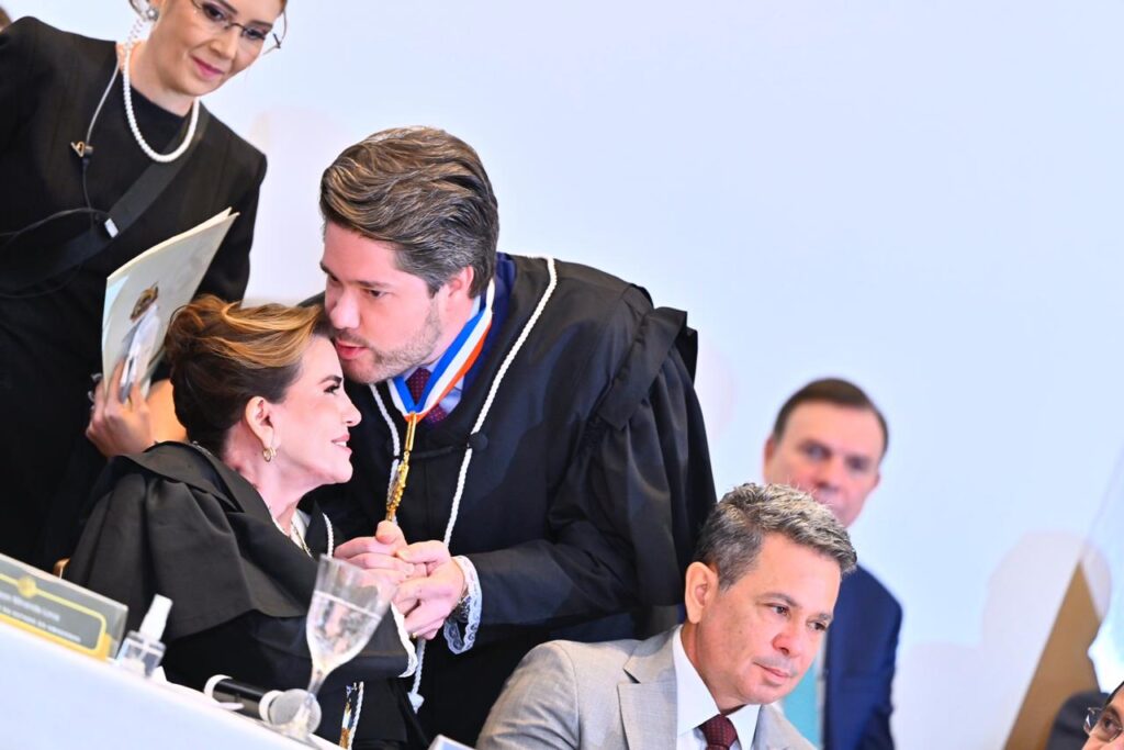 No momento, você está visualizando Yara Amazônia Lins recebe homenagem pelos 50 anos de carreira durante posse no TCE-AM