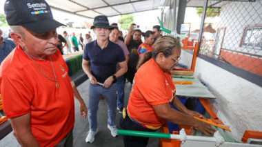 Prefeito David Almeida apresenta fábrica de vassouras ecológicas em operação na Semulsp como parte da política de economia circular de Manaus