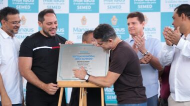 Prefeito David Almeida entrega escola revitalizada no bairro da Paz e consolida maior transformação educacional da história de Manaus