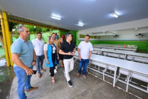 Leia mais sobre o artigo Prefeito David Almeida acaba com burocracia nas escolas com o Proesc e transforma pequenos reparos em política pública que gera emprego nos bairros