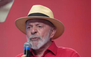 Leia mais sobre o artigo Lula ironiza Bolsonaro após prisão na Papudinha, mas faz alerta: “Se não formos espertos, a mentira vencerá a verdade”