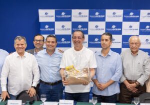 Leia mais sobre o artigo Omar Aziz destaca papel do cooperativismo no desenvolvimento do Amazonas em reunião na Casa do Cooperativismo