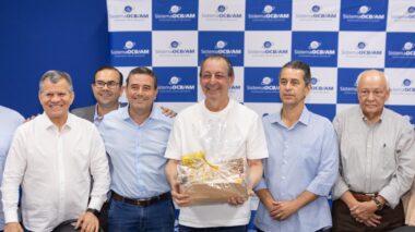 Omar Aziz destaca papel do cooperativismo no desenvolvimento do Amazonas em reunião na Casa do Cooperativismo