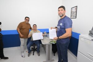 Leia mais sobre o artigo Prefeito David Almeida realiza sonho histórico e entrega ginásio poliesportivo Menino Theylor no Mauazinho