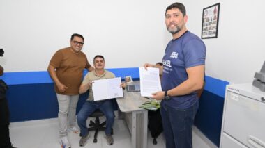 Prefeito David Almeida realiza sonho histórico e entrega ginásio poliesportivo Menino Theylor no Mauazinho