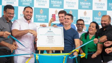 Prefeito David Almeida reinaugura escola revitalizada na Compensa e reforça educação com mais de 380 unidades já entregues