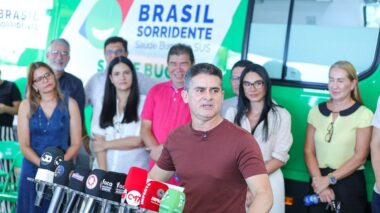 Prefeito David Almeida entrega primeira unidade odontológica móvel da Atenção Primária e amplia atendimento a populações vulneráveis em Manaus