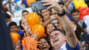 Prefeito David Almeida transforma Manaus na capital com 100% das salas de aula climatizadas