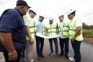 Leia mais sobre o artigo Governador Wilson Lima vistoria obras da estrada do Membeca e inaugura iluminação de LED em Caapiranga