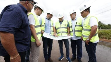 Governador Wilson Lima vistoria obras da estrada do Membeca e inaugura iluminação de LED em Caapiranga